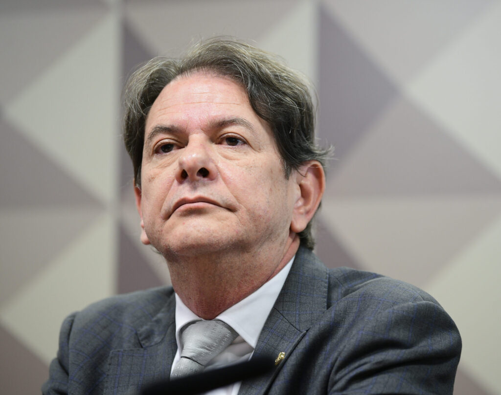 cid-gomes-pede-demiss-o-do-cargo-de-analista-legislativo-da-alece-ap-s