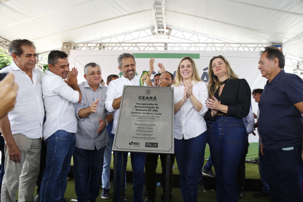 GOVERNADOR ELMANO DE FREITAS INAUGURA TRECHO PAVIMENTADO DA RODOVIA CE-390 QUE LIGA PENAFORTE A JARDIM EM EVENTO COM A PRESENCA DA VICE GOVERNADORA JADE ROMERO E DA SENADORA AUGUSTA BRITO

FOTOS: TATIANA FORTES/ GOV. DO CEARA

TAGS: CE-390, PENAFORTE, JARDIM, RODOVIA, ELMANO DE FREITAS, JADE ROMERO, AUGUSTA BRITO. (Foto: Tatiana Fortes/Governo do Ceará)