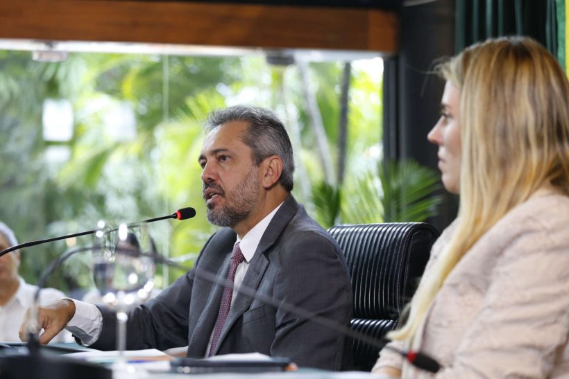 Governador Elmano destaca conquistas da gestão em reunião com secretariado