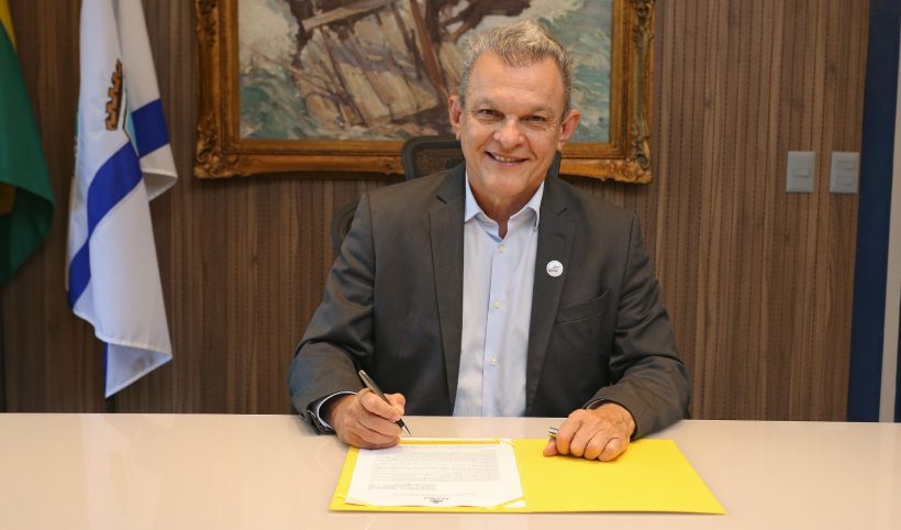 Sarto entrega projeto com piso da enfermagem para Câmara Municipal