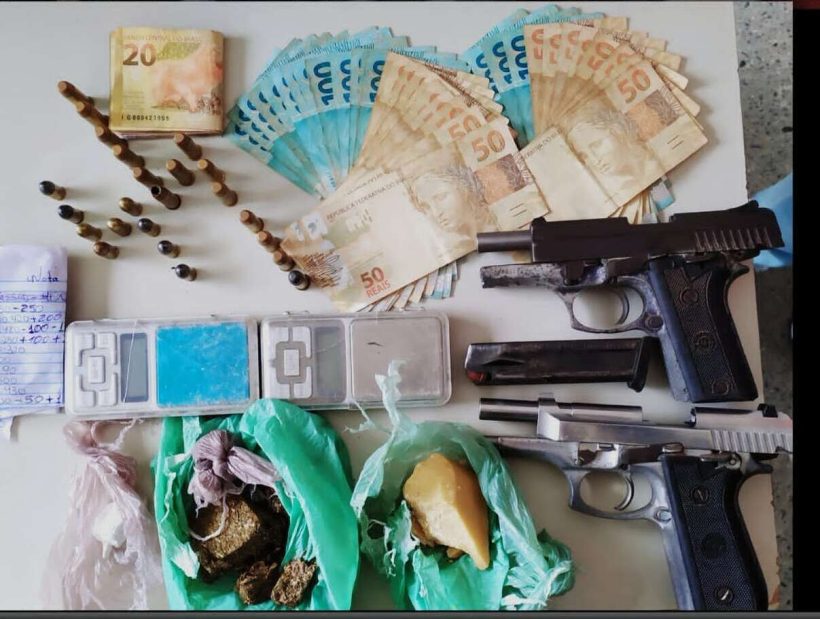PMCE prende suspeitos de tráfico e porte ilegal de arma em Itarema