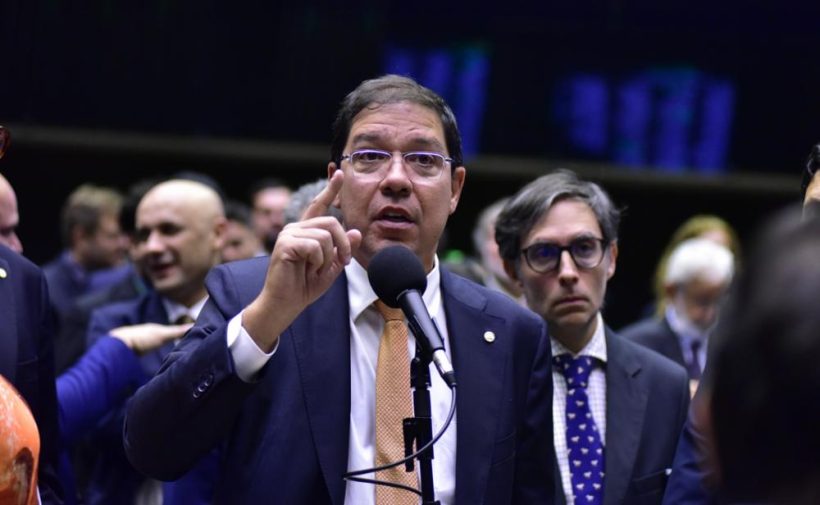 Líder do PL suspende grupo de zap da bancada federal após briga entre deputados