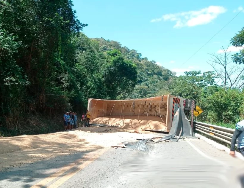 Carreta carregada com farelo de trigo tomba na BR-222 em Tianguá