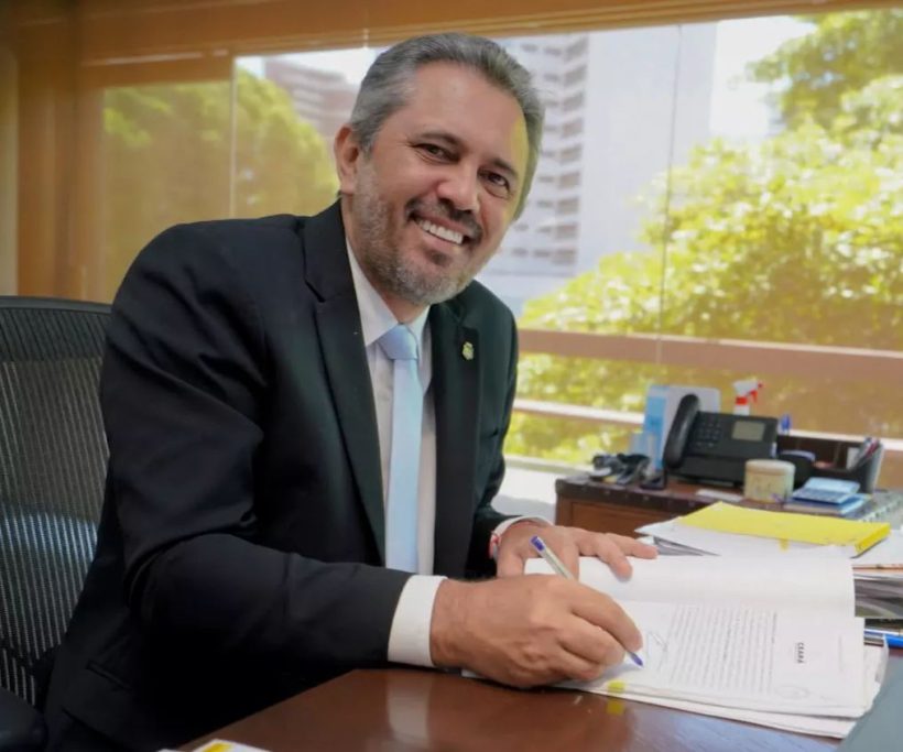 Governador Elmano assina nomeação de 42 professores para novos cursos da Uece