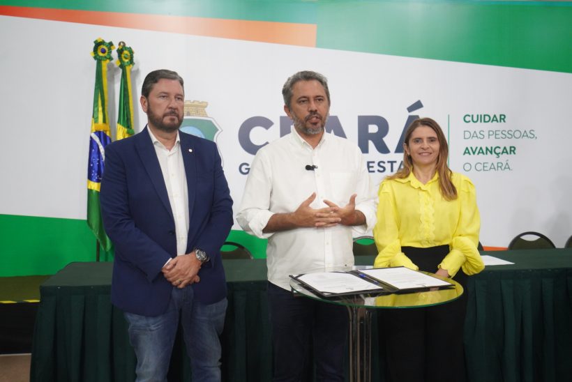 Elmano sanciona lei que garante fardamento para alunos da rede estadual