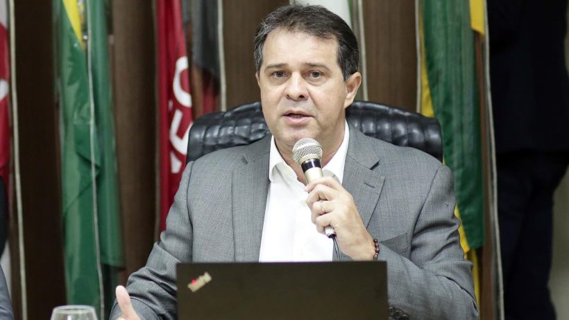 Evandro comunica saída do PDT e revela avaliar propostas partidárias