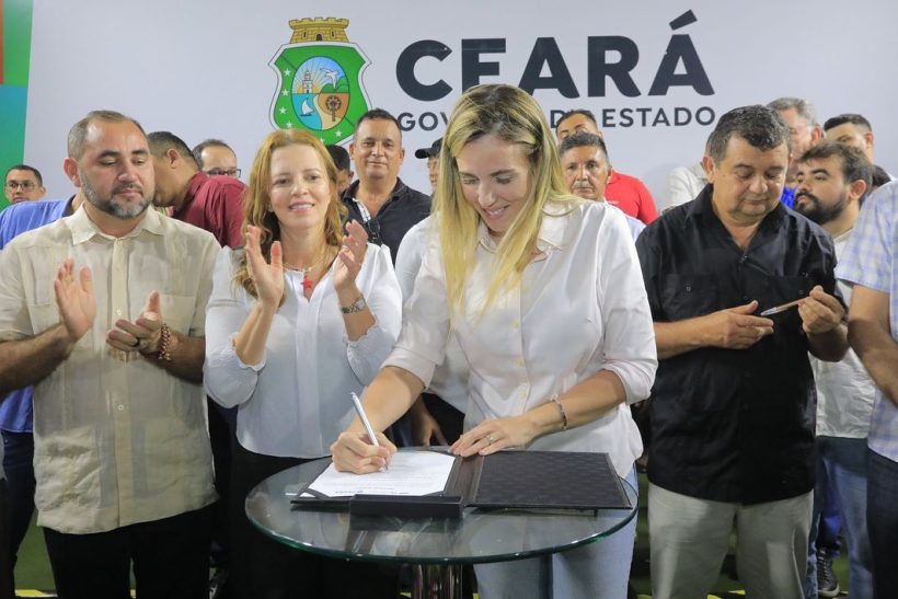 Jade Romero assina ordem de serviço para estrada de R$ 13 milhões em Crateús