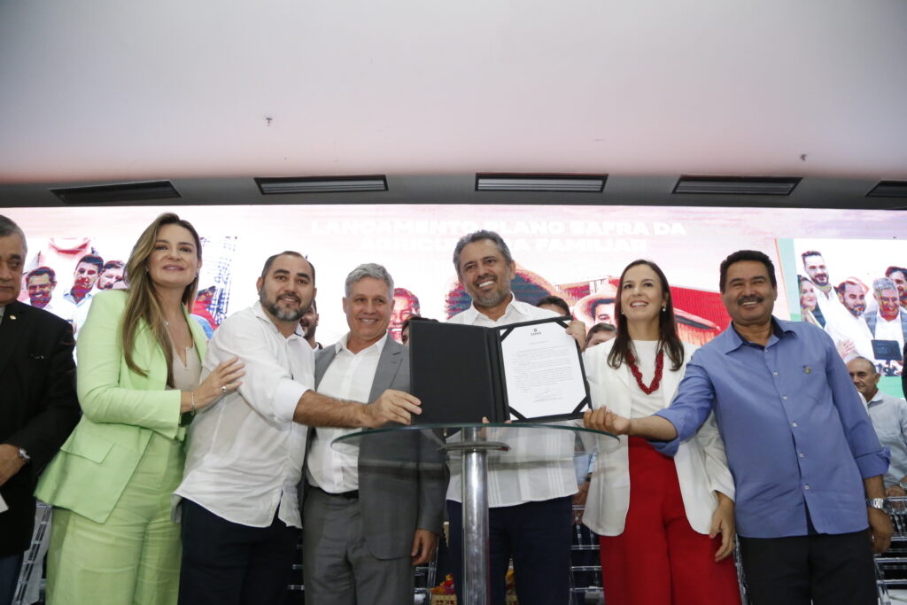 LANCAMENTO DO PLANO SAFRA COM GOVERNADOR ELMANO DE FREITAS E MINISTRO DO DESENVOLVIMENTO AGRARIO E AGRICULTURA FAMILIAR OCORRIDO NA UNIPACE
FOTOS: ROSANE GURGEL/ GOV. DO CEARA
TAGS: PLANO SAFRA, ELMANO DE FREITAS, PAULO TEIXEIRA