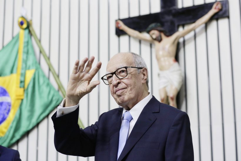 Ex-governador Lúcio Alcântara se emociona com homenagem na Alece