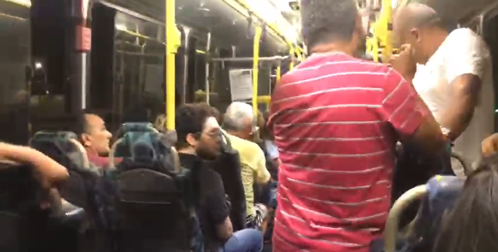 Ônibus da linha Metrópole II é assaltado e duas pessoas ficam feridas em Caucaia