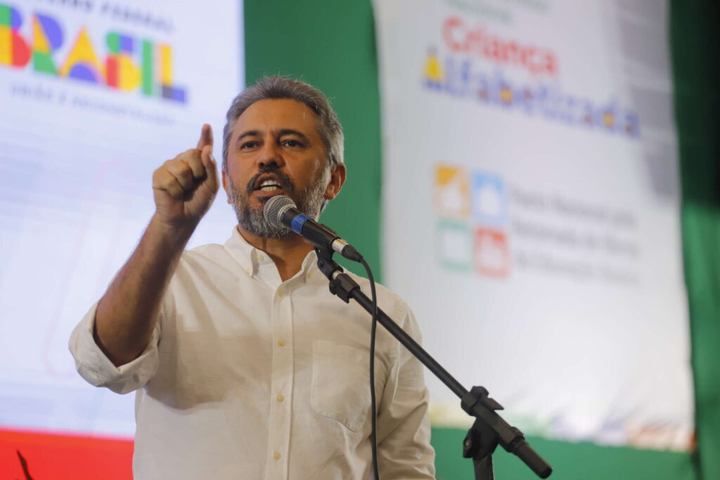 SOLENIDADE DE FORMALIZACAO DA DESAO AOS PROGRAMAS DO GOVERNO FEDERAL - PACTO NACIONAL PELA RETOMADA DE OBRAS DA EDUCACAO BASICA, COMPROMISSO NACIONAL CRIANCA ALFABETIZADA E ESCOLA DE TEMPO INTEGRAL COM A PRESENCA DO GOVERNADOR ELMANO DE FREITAS E DO MINISTRO DA EDUCACAO CAMILO SANTANA
FOTOS: HELENE SANTOS/ GOV. DO CEARA
TAGS: MEC, CAMILO SANTANA, ELMANO DE FREITAS, PACTO NACIONAL, EDUCACAO, ESTUDANTES, ALFABETIZACAO, ESCOLA, TEMPO INTEGRAL. (Foto: Carlos Gibaja/Governo do Ceará)