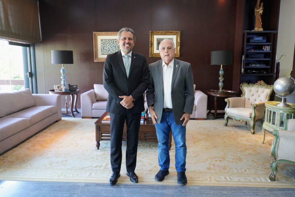 Governador Elmano de Freitas ao lado do prefeito de Maracanaú, Roberto Pessoa. (Foto: reprodução)