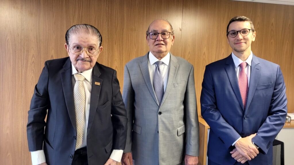 Ex-senador Mauro Benevides ao lado do ministro do STF, Gilmar Mendes. (Foto: reprodução)