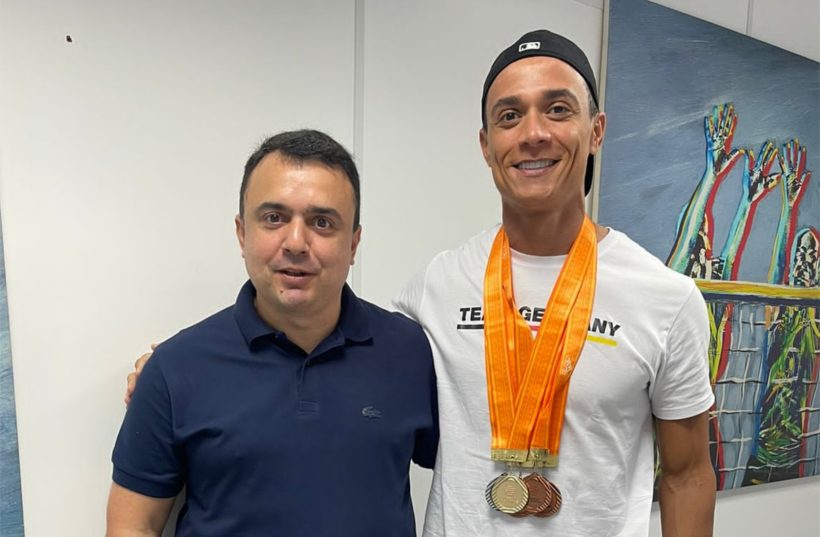 Atleta cearense é ouro em competição de natação disputada no Japão