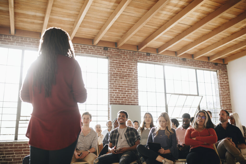 Black woman speaking in a seminar. (Foto: banco de imagens)