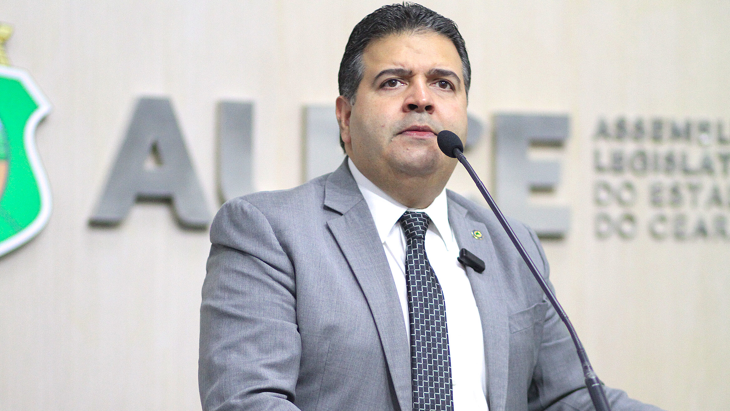Deputado Felipe Mota cobra ação das forças de segurança contra facções no Pecém