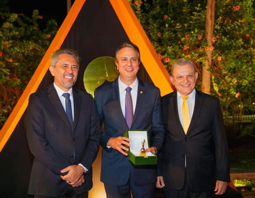 Camilo Santana recebe Sereia de Ouro e Elmano promove jantar exclusivo na residência oficial