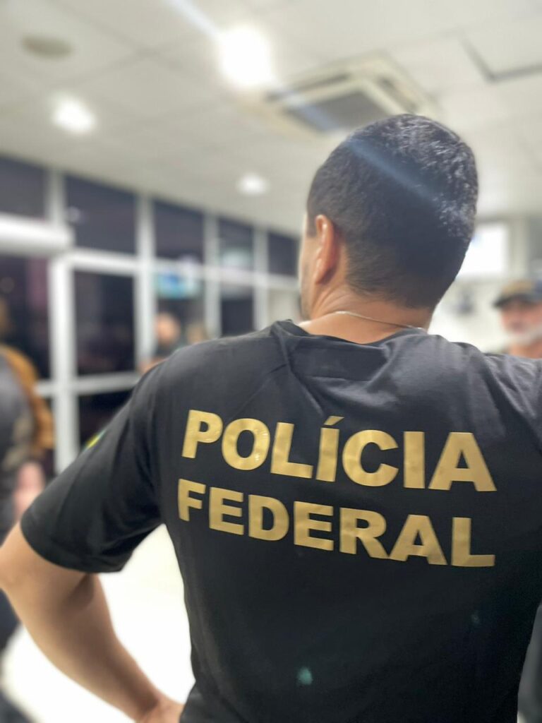 Jovem de 21 anos é presa por suspeita de tráfico de drogas em Quixeramobim