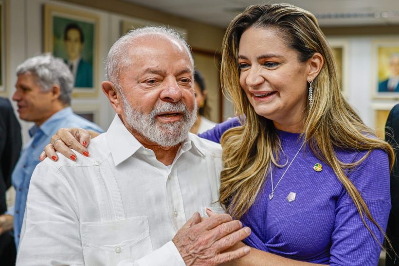 Senadora Augusta Brito recepciona presidente Lula no Banco do Nordeste