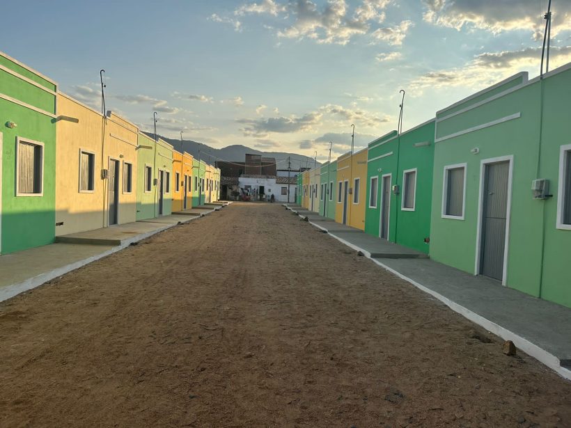 Prefeitura de Massapê entrega 30 casas populares