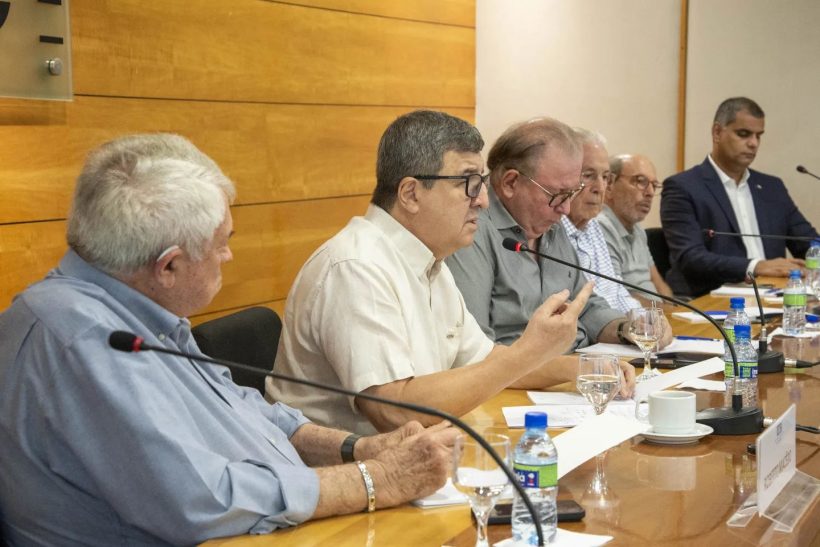 Danilo Forte discute estratégias para impulsionar economia em reunião na Fiec