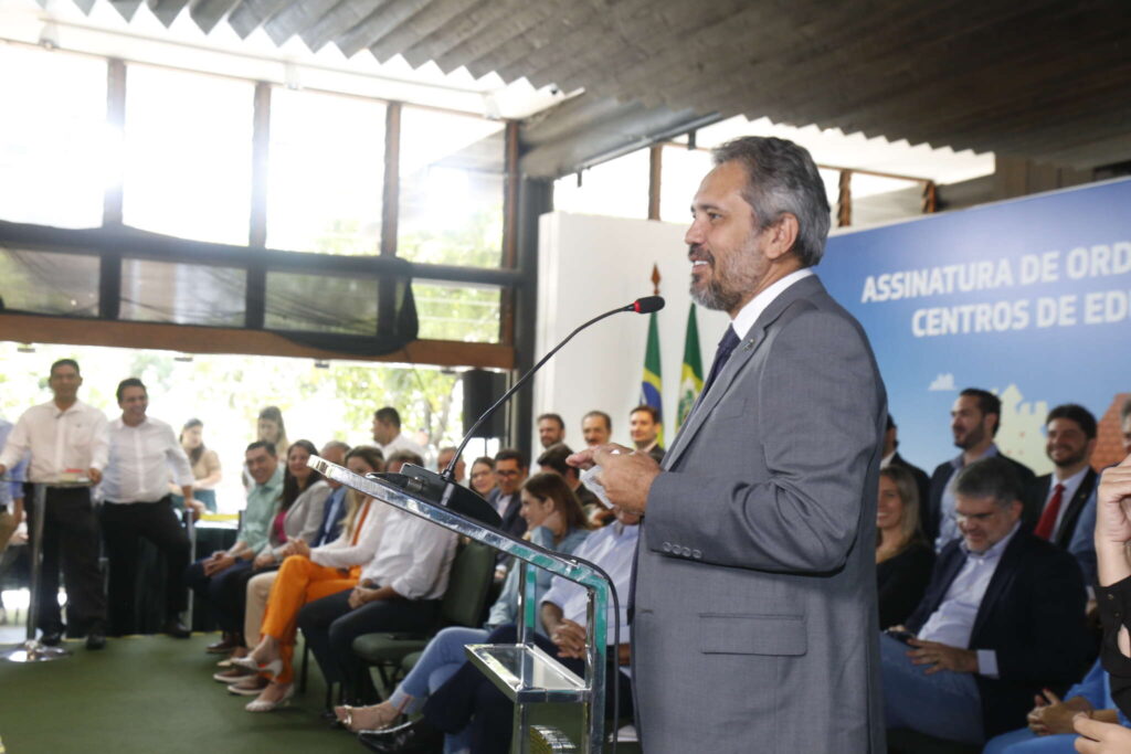 EVENTO DE ASSINATURA DE ORDENS DE SERVICO PARA 42 NOVOS CENTROS DE EDUCACAO INFANTIL - CEI NO ESTADO DO CEARA REALIZADO NO PALACIO DE ABOLICAO COM A PRESENCA DO GOVERNADOR ELMANO DE FREITAS
FOTOS: THIAGO GASPAR/ GOV. DO CEARA
TAGS: CEI, CENTRO DE EDUCACAO INFANTIL, EDUCACAO, SPS, SEDUC, ELMANO DE FREITAS. (Foto: Carlos Gibaja/Governo do Ceará)
