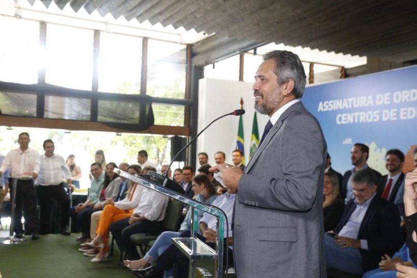 Elmano assina ordem de serviço para construção de novos 42 Centros de Educação Infantil