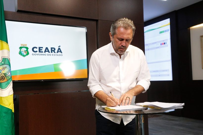 Governador Elmano de Freitas sanciona lei do Piso da Enfermagem