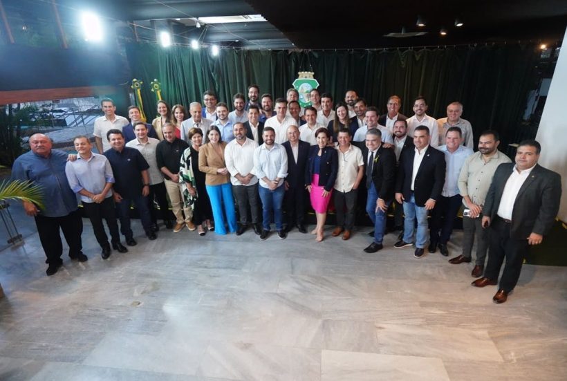 Governador em exercício, Evandro Leitão, se reúne com deputados no Abolição