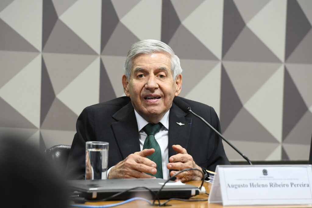 Comissão Parlamentar Mista de Inquérito dos Atos de 8 de Janeiro de 2023 (CPMI - 8 de Janeiro) ouve general da reserva e ex-chefe do Gabinete de Segurança Institucional (GSI).

À mesa, em pronunciamento, ex-chefe do Gabinete de Segurança Institucional (GSI), general da reserva Augusto Heleno.

(Foto: Marcos Oliveira/Agência Senado)