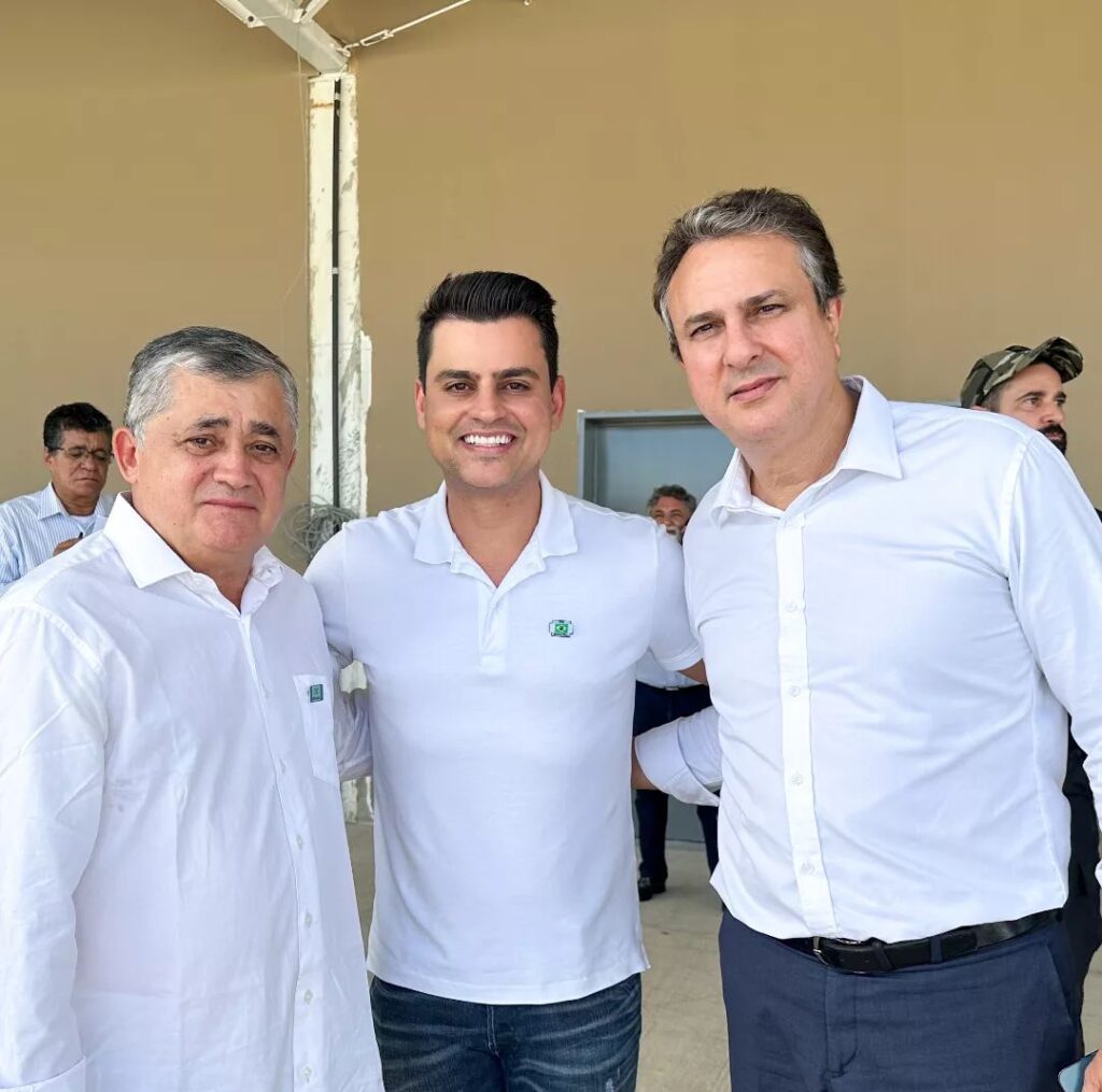 Yury do Paredão ao lado de José Guimarães e Camilo Santana durante visita de Lula ao Ceará. (Foto: reprodução/Instagram)
