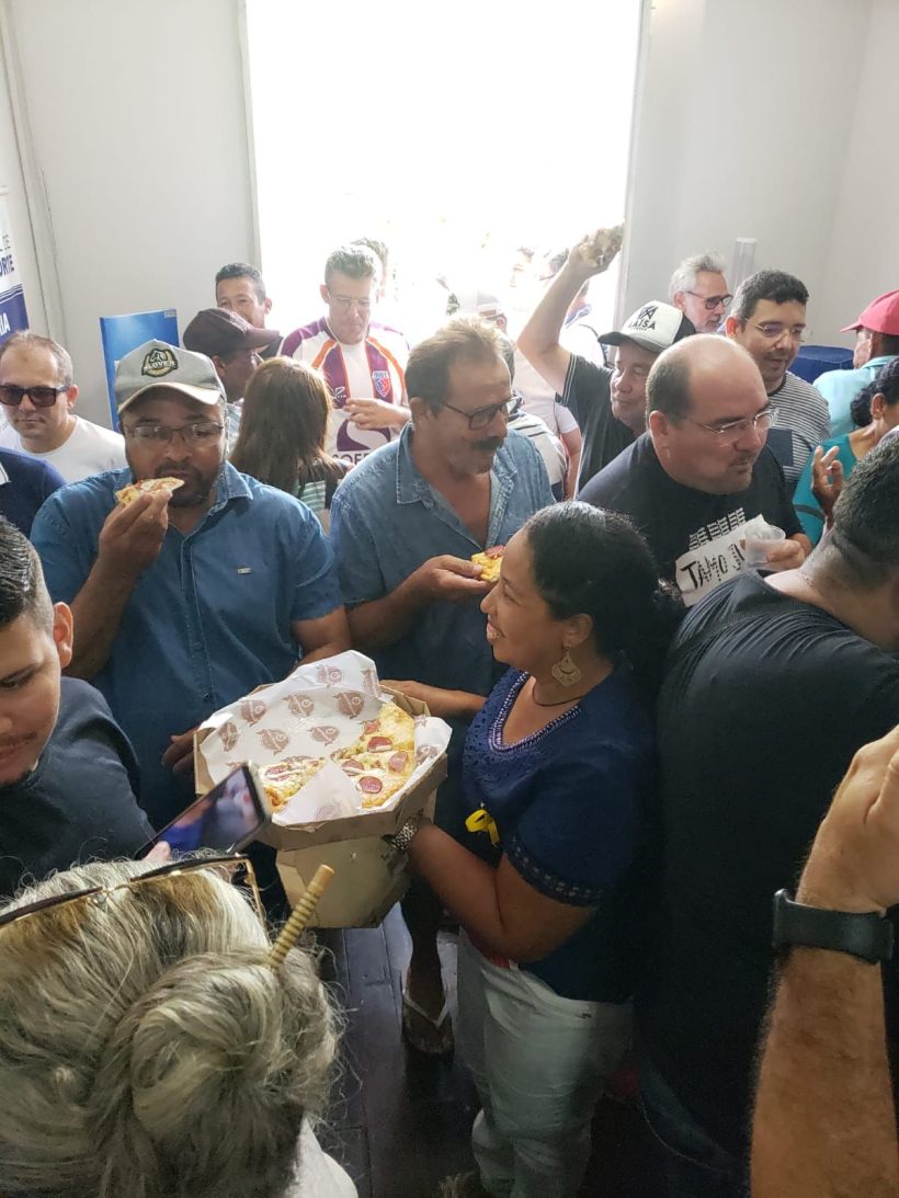 População come pizza após investigação contra prefeito ser barrada na Câmara de Limoeiro
