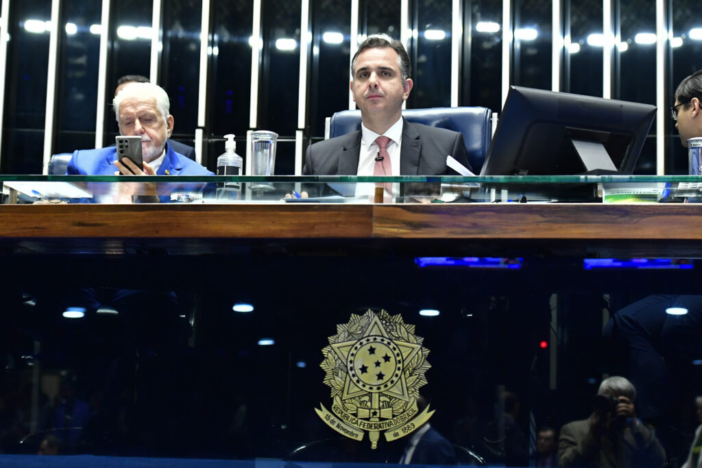 Plenário do Senado Federal durante sessão deliberativa ordinária. Ordem do dia.
Na pauta, o PLP 23/2019 que altera a Lei do Simples (Lei Complementar 123, de 2006) para incluir as empresas de suporte, análises técnicas e tecnológicas, pesquisa e desenvolvimento de nanotecnologia entre aquelas que podem optar por aderir ao regime tributário simplificado.
Mesa:  
líder do governo no Senado Federal, senador Jaques Wagner (PT-BA);
presidente do Senado Federal, senador Rodrigo Pacheco (PSD-MG);
secretário-geral da Mesa do Senado Federal, Gustavo A. Sabóia Vieira. 
(Foto: Waldemir Barreto/Agência Senado)