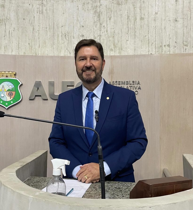Líder do Governo na Alece, Romeu Aldigueri, recebe homenagens por trabalho no Legislativo