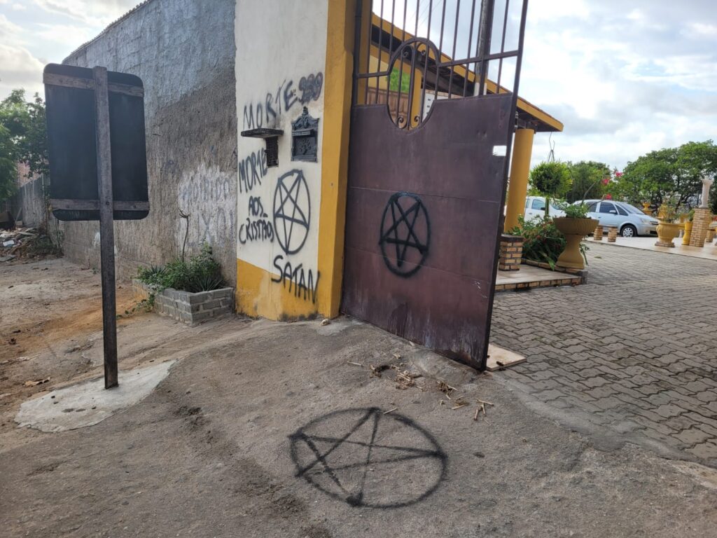 Mosteiro de São Bento em Fortaleza é vandalizado com símbolos satânicos