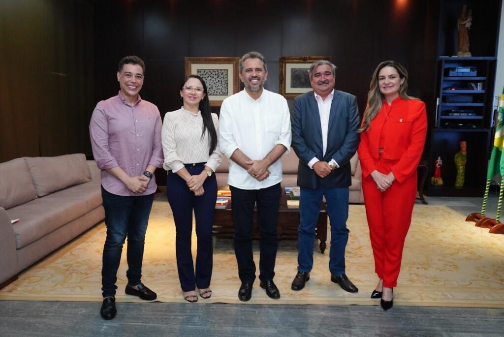 Prefeito Interino de Pacajus visita Governador Elmano de Freitas