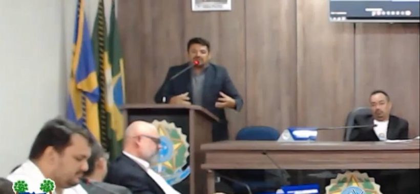 Prefeito de Alto Santo invade sessão da Câmara para rebater denúncias de irregularidades