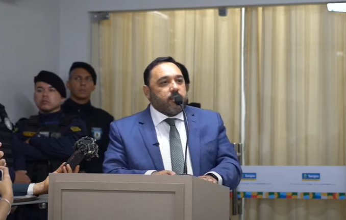 Vice-prefeito de Tianguá, Alex Nunes, é empossado como prefeito do município. (Foto: reprodução/vídeo)