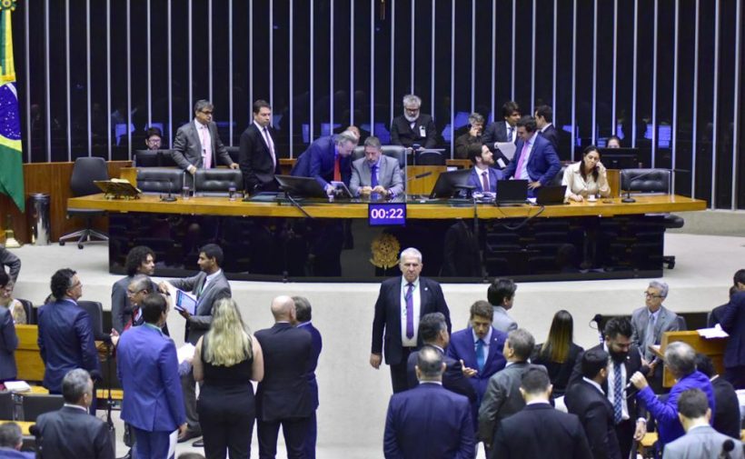 Câmara Federal aprova pacotão que acelera envio de verbas e diminui controle de licitações