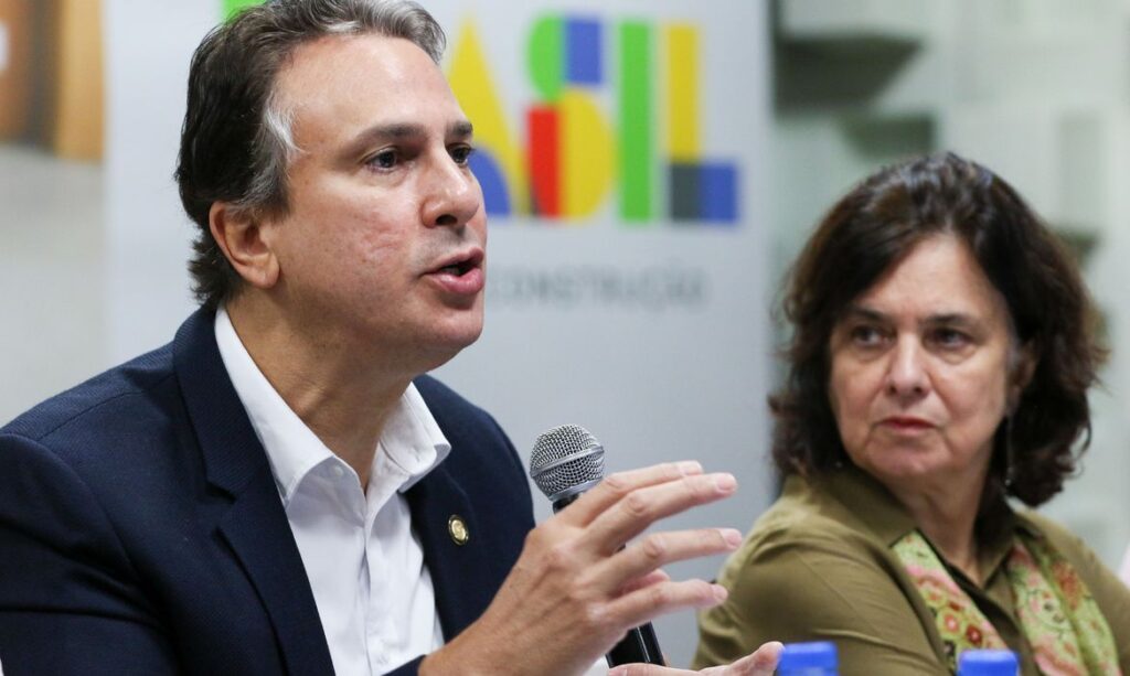 Brasília, DF 04/10/2023 Os ministros da Educação, Camilo Santana, e da Saúde, Nísia Trindade, durante lançamento do novo edital para a obtenção de autorização de funcionamento de cursos de Medicina no país. (Foto: Fabio Rodrigues Pozzebom/ Agência Brasil)