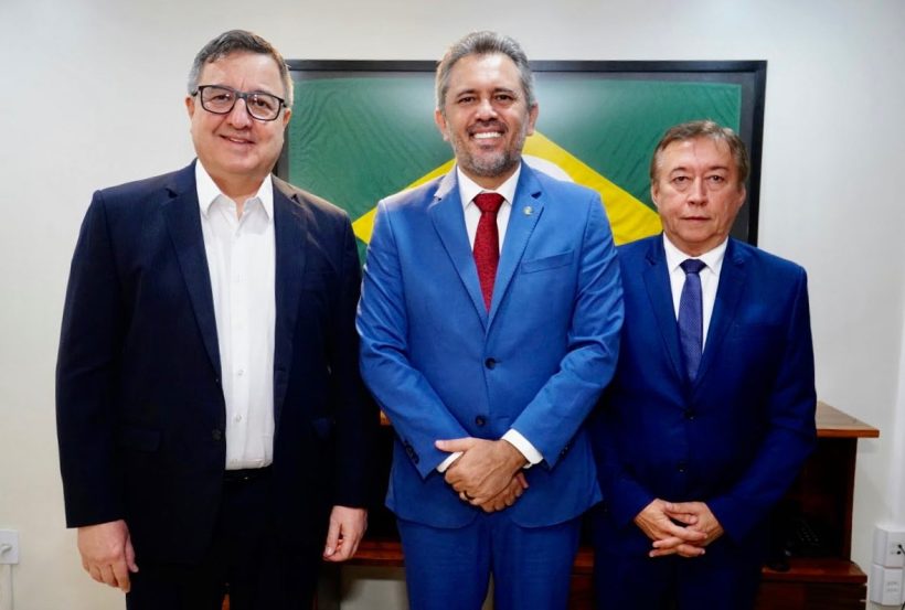 Ronald Bezerra e Danilo Forte se reúnem com Elmano para discutir melhorias para Iguatu