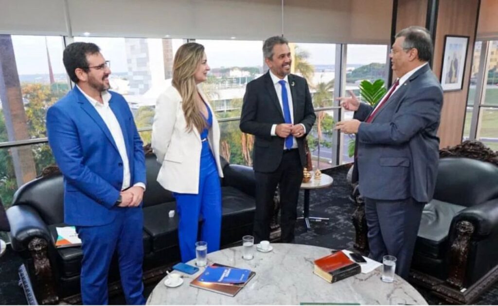 Governador Elmano,  senadora Augusta Brito, e o secretário Maxi Quintino em encontro com o ministro Flávio Dino em Brasília