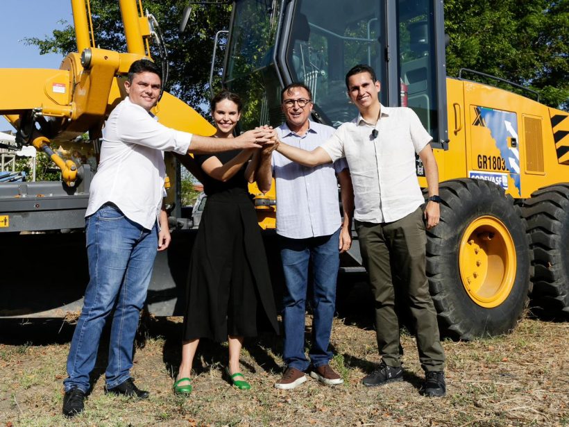 Codevasf: Domingos Neto e Gabriella Aguiar entregam máquinas a municípios
