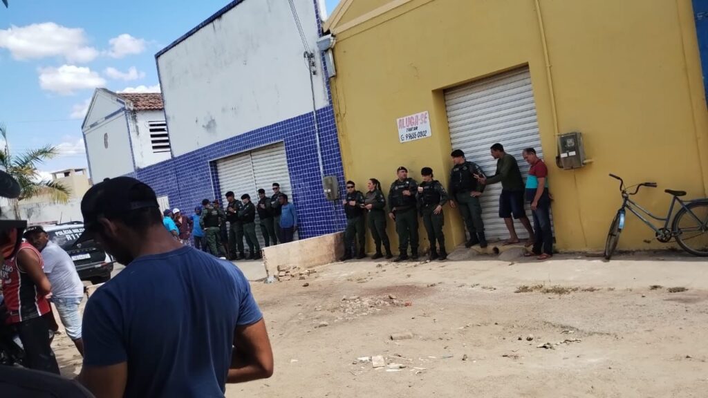 Garis protestam contra Braserv, em Iguatu, por conta dos salários atrasados. (Foto: reprodução)