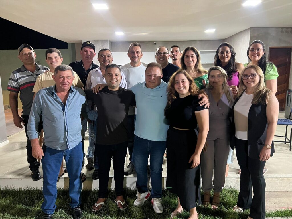 Orlando Filho (na frente de camisa preta) com vereadores aliados