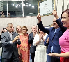 Prefeito Roberto Pessoa e Emape são homenageados na Alece