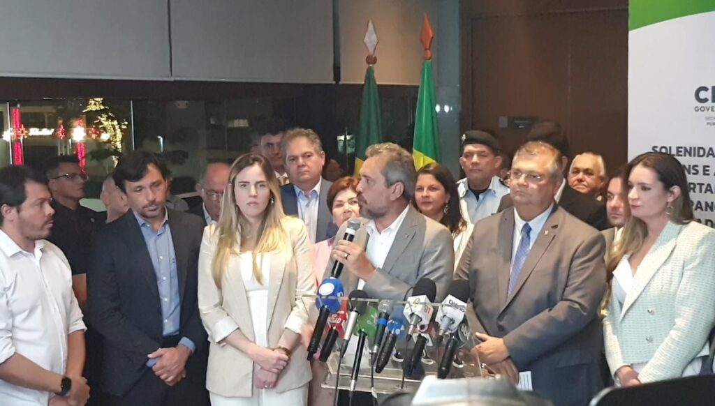 Dino entrega R$ 40 milhões para segurança e outras demandas da área