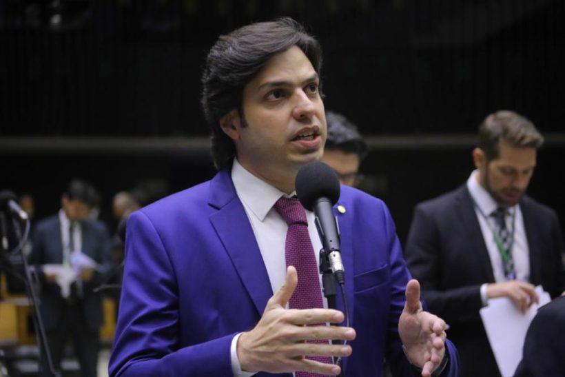 AJ acusa a irmã, prefeita de Massapê, de entregar gestão nas mãos do marido