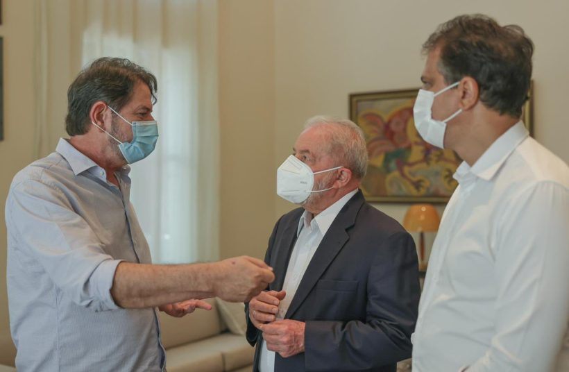 Ministro Camilo Santana consegue aval de Lula para filiar Cid Gomes ao PT