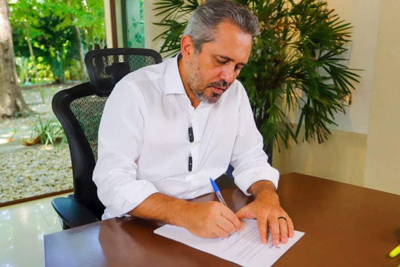 Elmano assina decreto que isenta ICMS de derivados de leite produzidos no estado